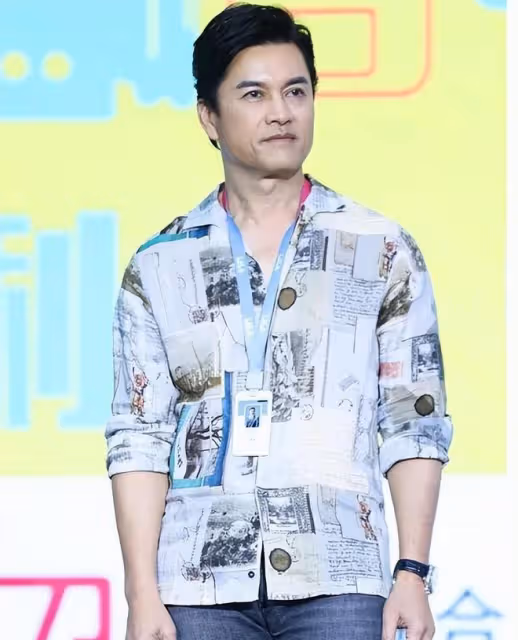 69歲呂良偉攜妻子漫步西湖,全程緊牽好恩愛,長相似50歲羨煞旁人