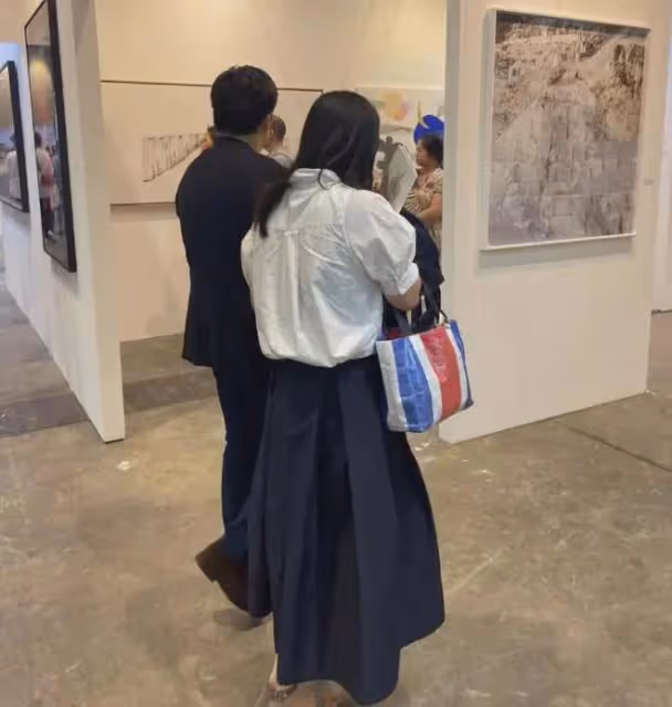 郭晶晶看展被偶遇,背百元編織袋接地氣,私下對霍啟剛稱呼膩死人