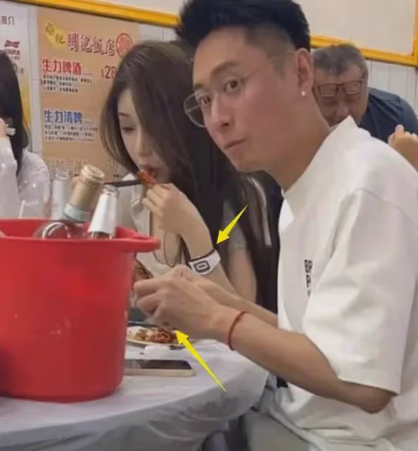 張嘉倪前夫買超為美女剝蝦!女方身材火辣,戴220萬名表是網紅!