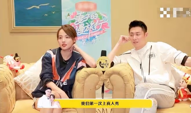 張嘉倪前夫買超為美女剝蝦!女方身材火辣,戴220萬名表是網紅!