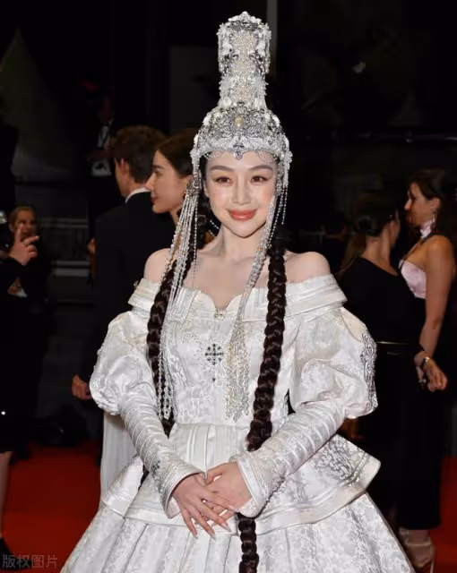 洪晃曝光坎城紅毯實價!一條龍服務價值150萬,蹭紅毯提高曝光度