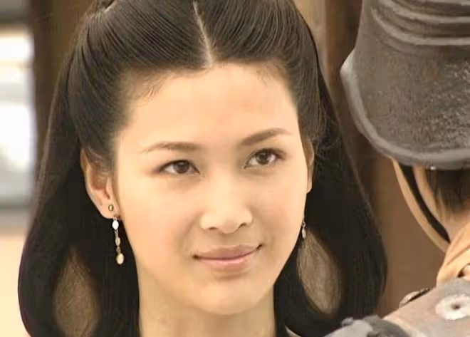 為了嫁50億富豪,狠心拋棄同居5年的周一圍,如今她卻活成了笑話