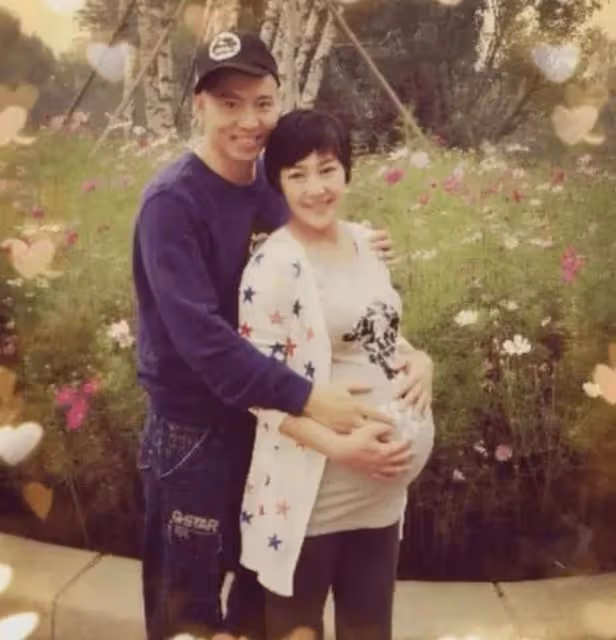 她嫁給癱瘓演員谷智鑫,結婚9年兒女雙全,如今41歲婚姻很幸福