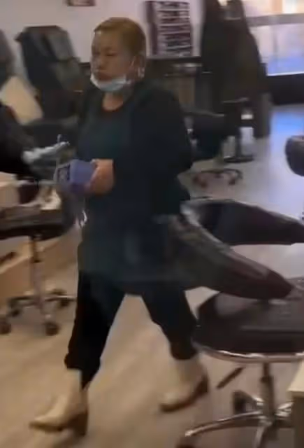 39歲鳳姐胖了很多,體態臃腫仍舊單身,開店賺了幾百萬