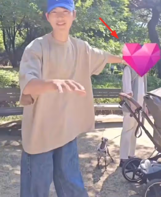 宋仲基為妻子凱蒂擋鏡頭,滿臉溫柔阻止拍攝,打招呼超友善