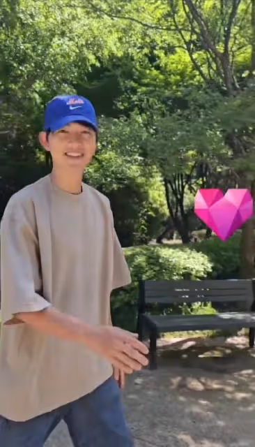 宋仲基為妻子凱蒂擋鏡頭,滿臉溫柔阻止拍攝,打招呼超友善