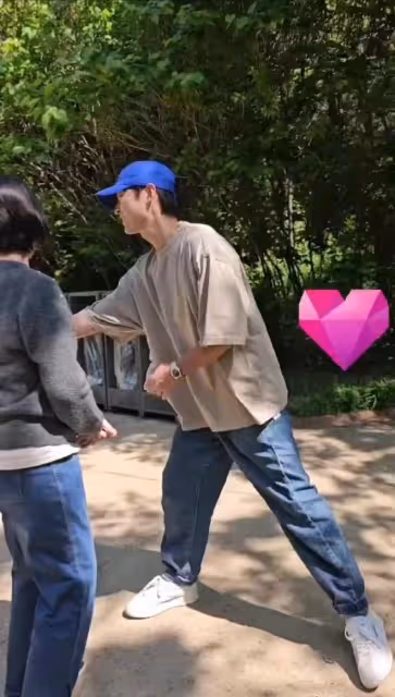 宋仲基為妻子凱蒂擋鏡頭,滿臉溫柔阻止拍攝,打招呼超友善