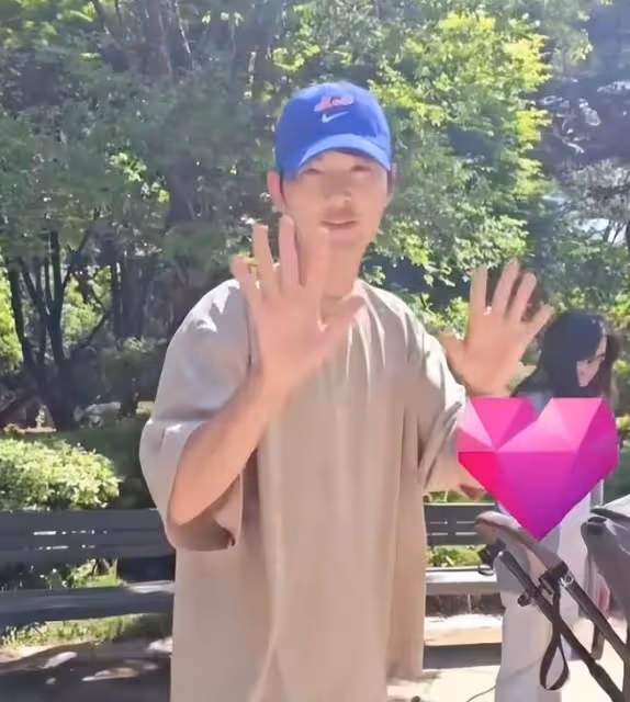 宋仲基為妻子凱蒂擋鏡頭,滿臉溫柔阻止拍攝,打招呼超友善