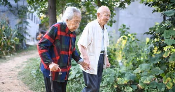 65歲再婚阿姨坦言:我和老伴退休金共二萬二,卻連吃飯都成問題