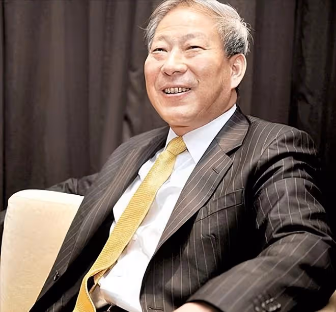 全球華人第一狂嚴介和：迎娶女學生，兒子新疆首富，女兒上海首富