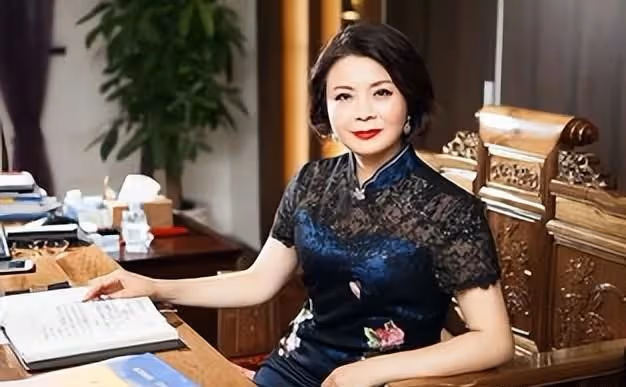 全球華人第一狂嚴介和：迎娶女學生，兒子新疆首富，女兒上海首富