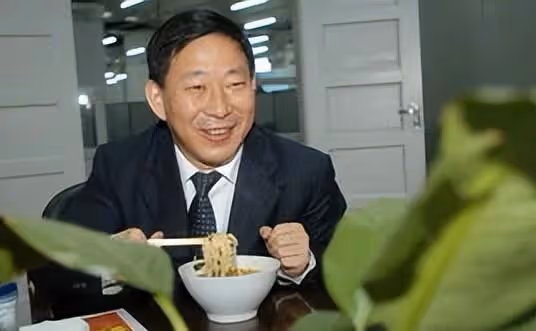 全球華人第一狂嚴介和：迎娶女學生，兒子新疆首富，女兒上海首富