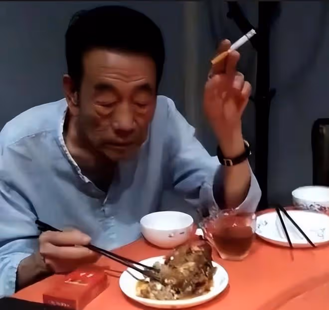 喝酒吃肉、抽華子，92歲的楊少華，在享福的路上一去不返！