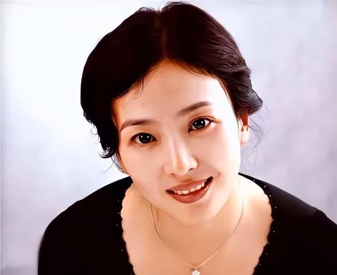 劉亦菲母親劉曉莉：長得比女兒還漂亮，兩婚兩離，65歲單身也幸福