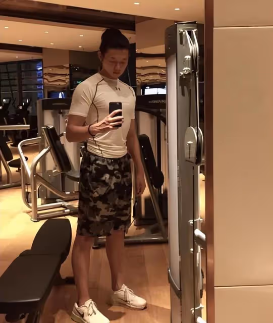 許久未見的霍尊現身了!他剪掉了他的長髮,模樣大變認不出了!