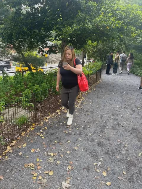 38歲鳳姐美國公園被偶遇,性格高傲不理人,月入5k生活拮据!
