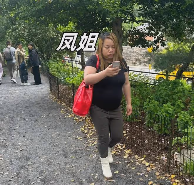 38歲鳳姐美國公園被偶遇,性格高傲不理人,月入5k生活拮据!