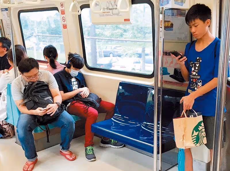 站都站不穩!駝背阿嬤搭公車「一群少年堅持不起身」引爭議,孫子出面「他們沒做錯」大家都閉嘴了!
