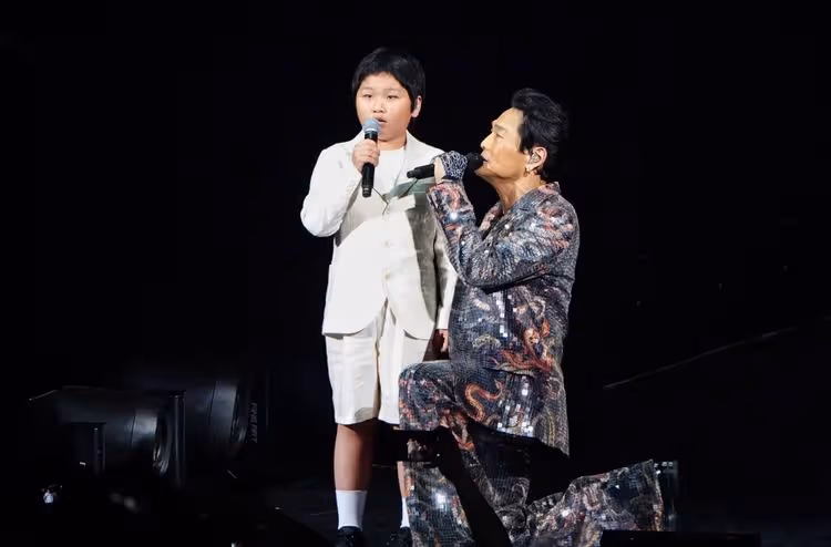 杜德偉太猛了！62歲「老來得子」　父子同框萌翻小巨蛋