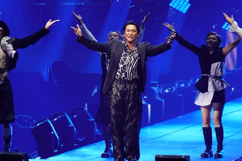 杜德偉太猛了！62歲「老來得子」　父子同框萌翻小巨蛋