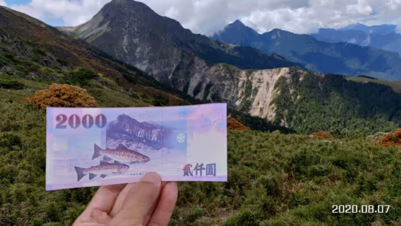 百元鈔「背後神秘建築」在哪？他揭真實「地點」....萬人驚呼：這不是故宮？！