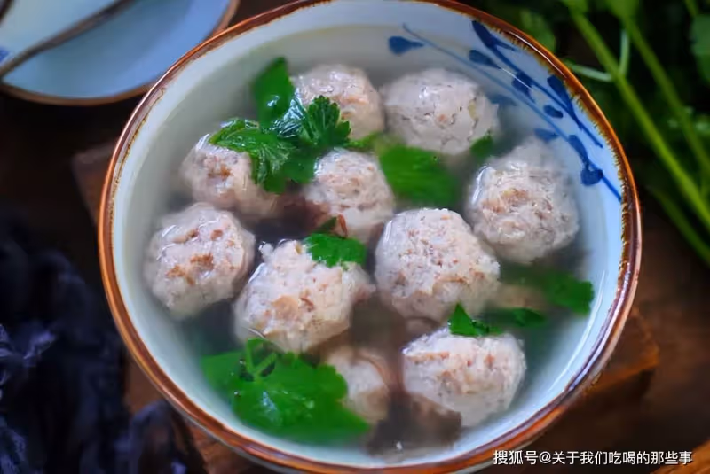 汆肉丸這麼做,肉嫩香味濃,個個煮不散,教您詳細做法,快來學