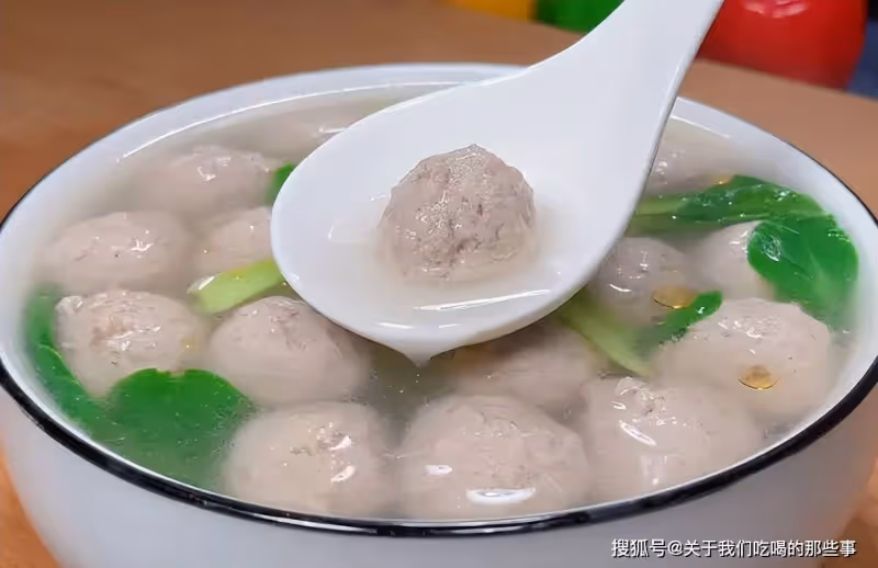 汆肉丸這麼做,肉嫩香味濃,個個煮不散,教您詳細做法,快來學