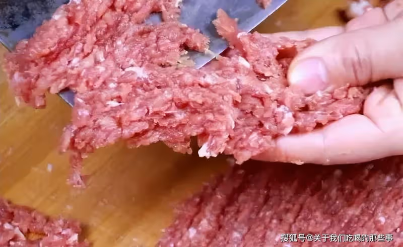 汆肉丸這麼做,肉嫩香味濃,個個煮不散,教您詳細做法,快來學