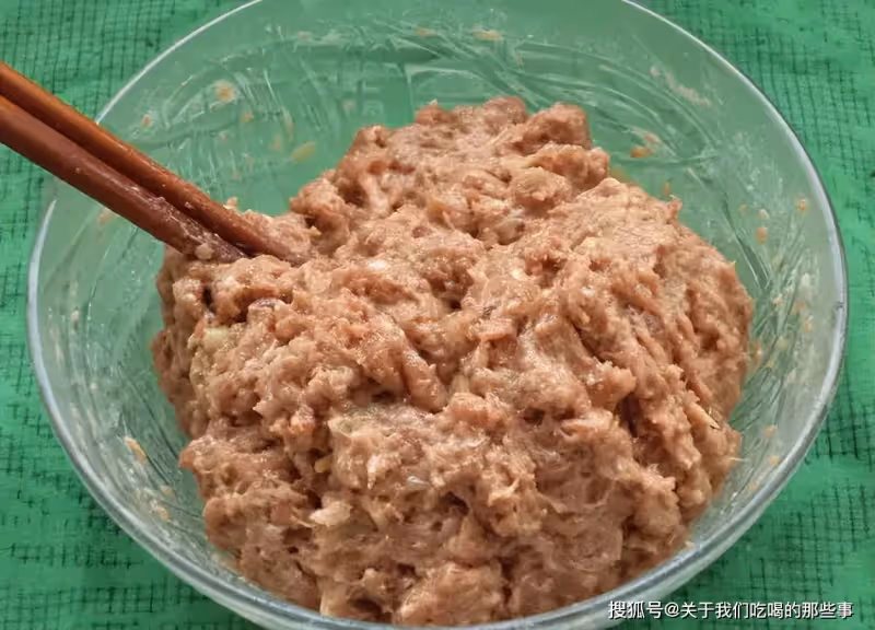 汆肉丸這麼做,肉嫩香味濃,個個煮不散,教您詳細做法,快來學