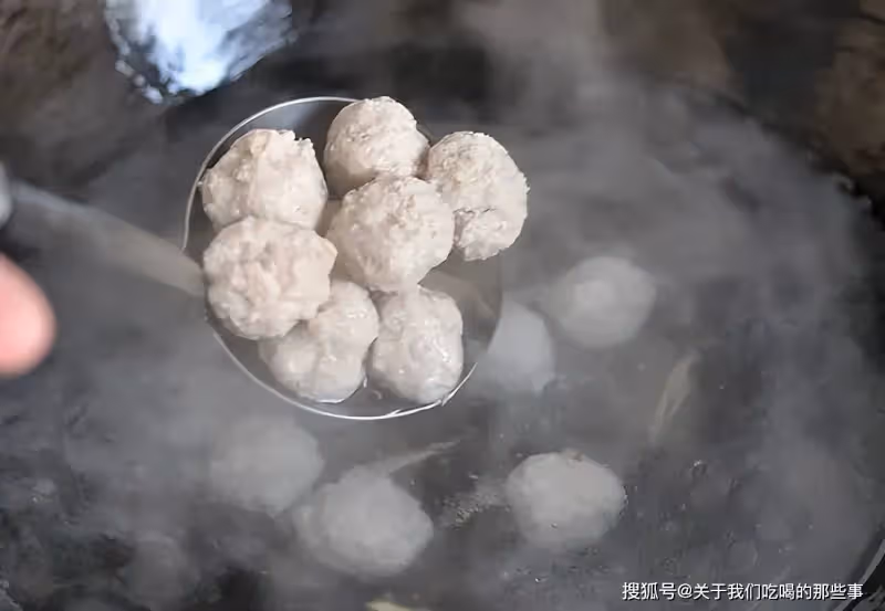 汆肉丸這麼做,肉嫩香味濃,個個煮不散,教您詳細做法,快來學