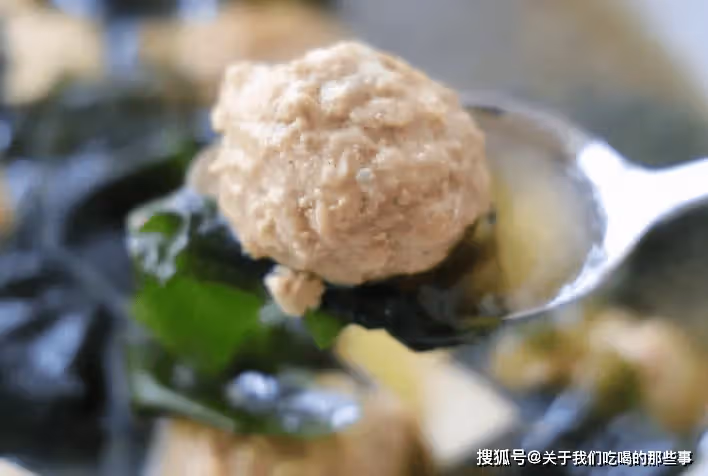 汆肉丸這麼做,肉嫩香味濃,個個煮不散,教您詳細做法,快來學