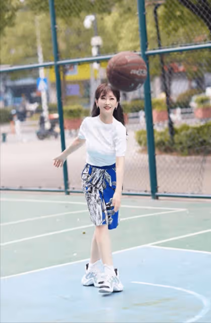 71歲趙雅芝豪宅內吃西瓜,穿搭少女,但拿勺擺拍有點假!