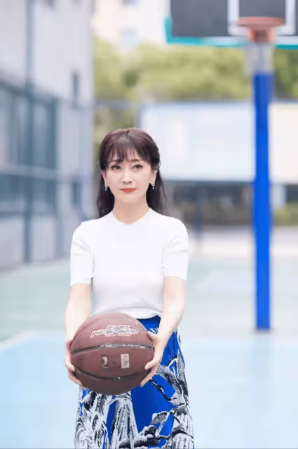 71歲趙雅芝豪宅內吃西瓜,穿搭少女,但拿勺擺拍有點假!