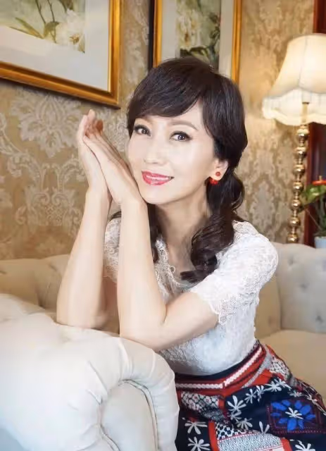 71歲趙雅芝豪宅內吃西瓜,穿搭少女,但拿勺擺拍有點假!