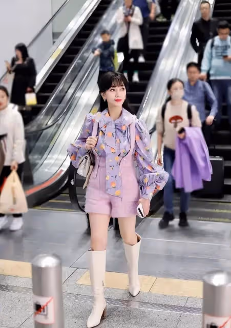 71歲趙雅芝豪宅內吃西瓜,穿搭少女,但拿勺擺拍有點假!