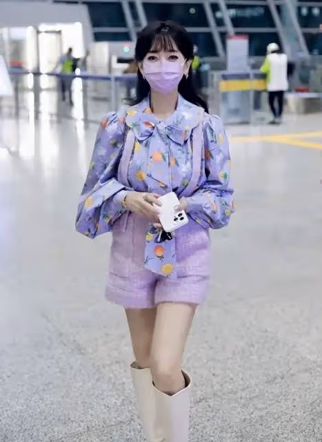 71歲趙雅芝豪宅內吃西瓜,穿搭少女,但拿勺擺拍有點假!