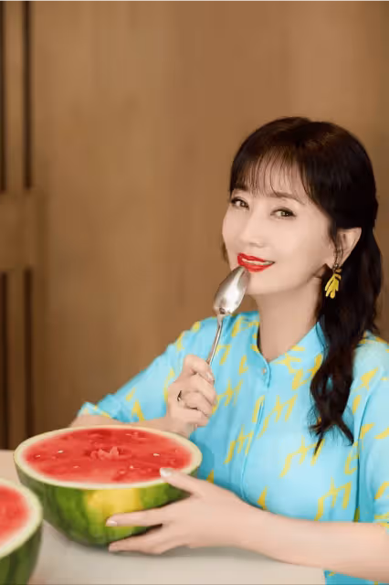 71歲趙雅芝豪宅內吃西瓜,穿搭少女,但拿勺擺拍有點假!