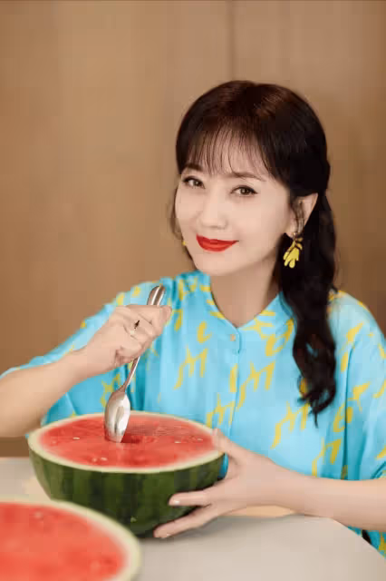 71歲趙雅芝豪宅內吃西瓜,穿搭少女,但拿勺擺拍有點假!