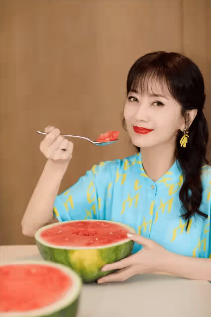 71歲趙雅芝豪宅內吃西瓜,穿搭少女,但拿勺擺拍有點假!
