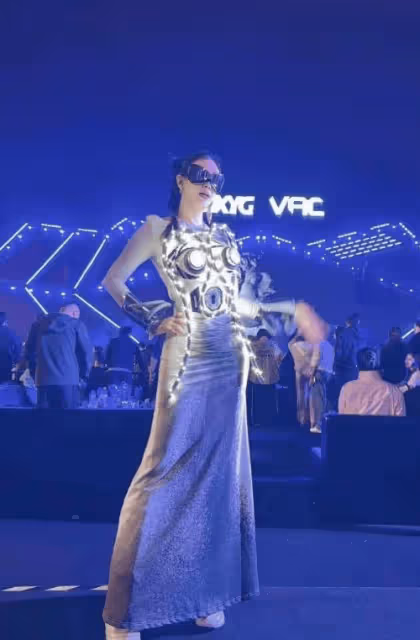 鍾麗緹母女三花同框，媽媽身材豐滿，胸前倆大燈成焦點