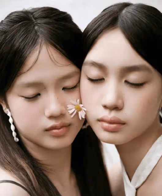 鍾麗緹母女三花同框，媽媽身材豐滿，胸前倆大燈成焦點