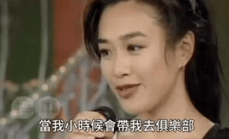 鍾麗緹母女三花同框,媽媽身材豐滿,胸前倆大燈成焦點