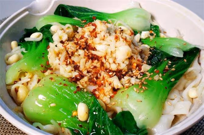 油潑麵的家常做法,注意兩個細節,麵條勁道爽口,味道香辣解饞