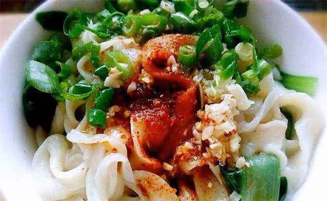 油潑麵的家常做法,注意兩個細節,麵條勁道爽口,味道香辣解饞