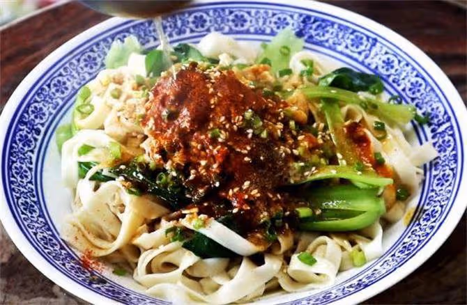 油潑麵的家常做法,注意兩個細節,麵條勁道爽口,味道香辣解饞