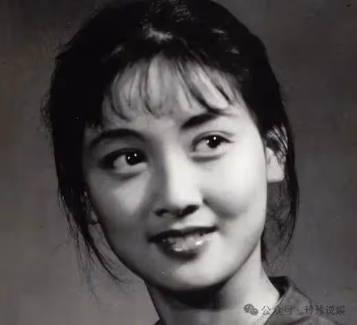 被張國立趕出門，與初戀牽手三十年無緋聞，她到底有什麼魅力？