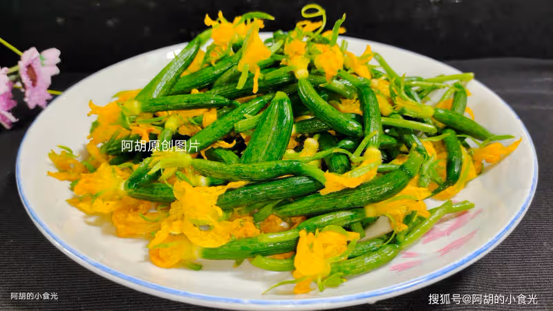 夏天遇到此菜別手軟,一口封神!再配牛肉炒一盤,吃出脆嫩大營養,乾飯就對了
