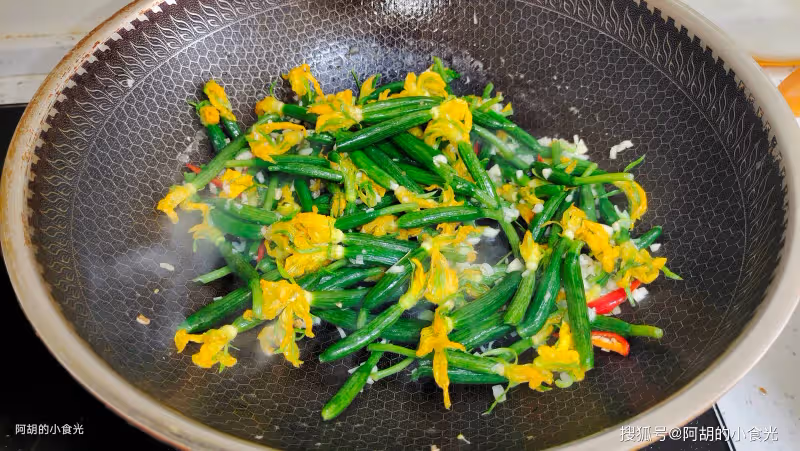 夏天遇到此菜別手軟,一口封神!再配牛肉炒一盤,吃出脆嫩大營養,乾飯就對了