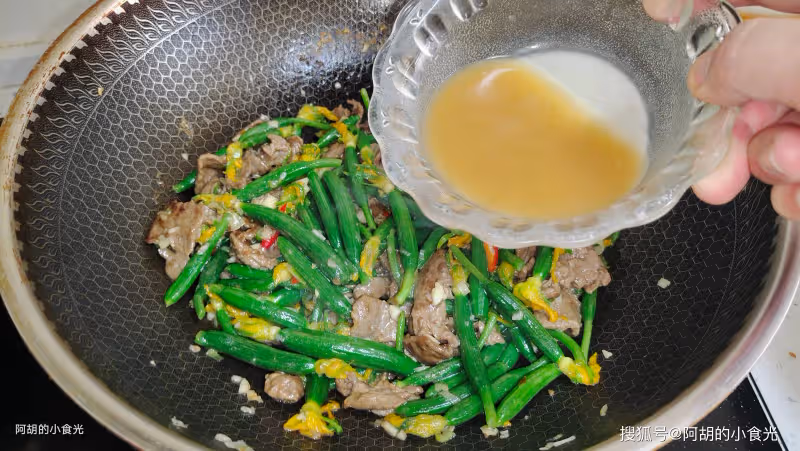 夏天遇到此菜別手軟,一口封神!再配牛肉炒一盤,吃出脆嫩大營養,乾飯就對了