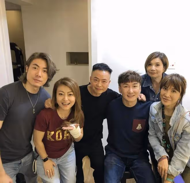 TVB中年女歌手患腱鞘囊腫,開刀切除左手水囊,術後用力唱歌感麻痺